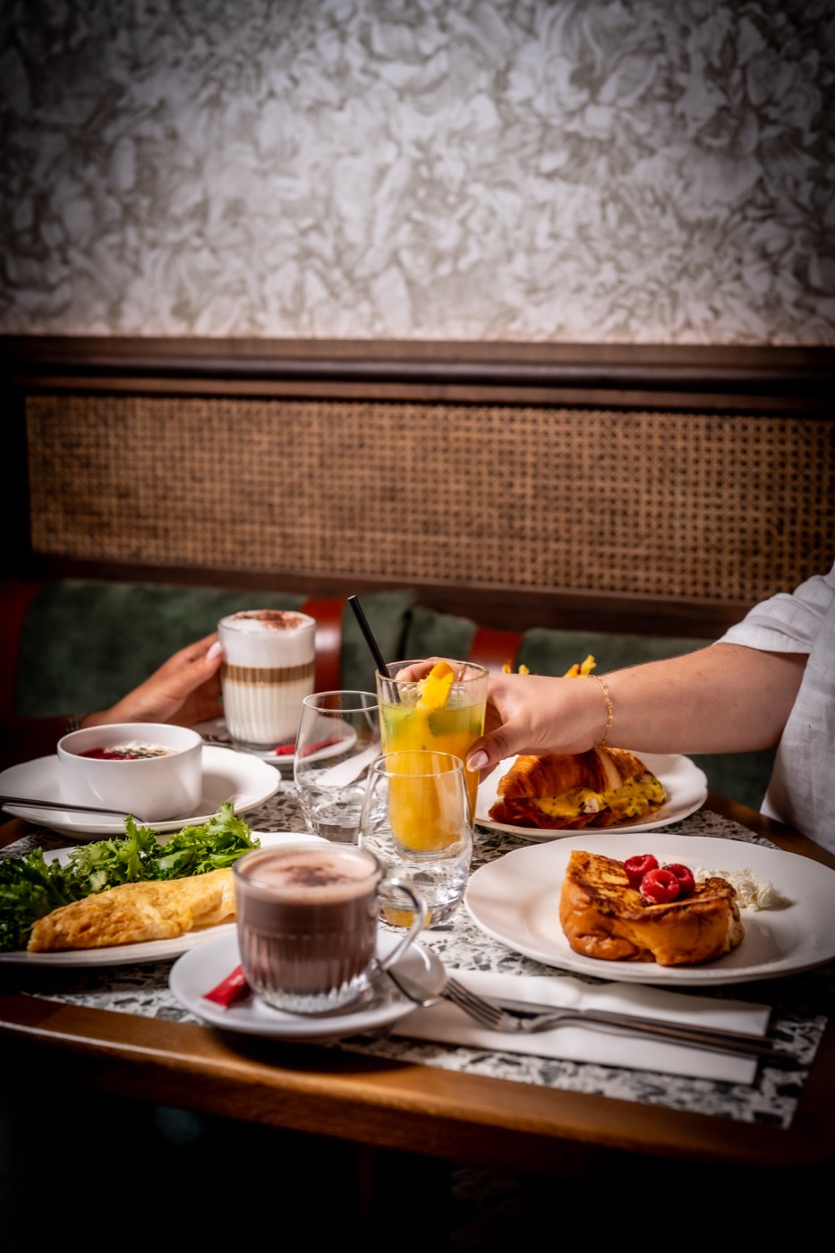 Assiette de brunch, œufs et café