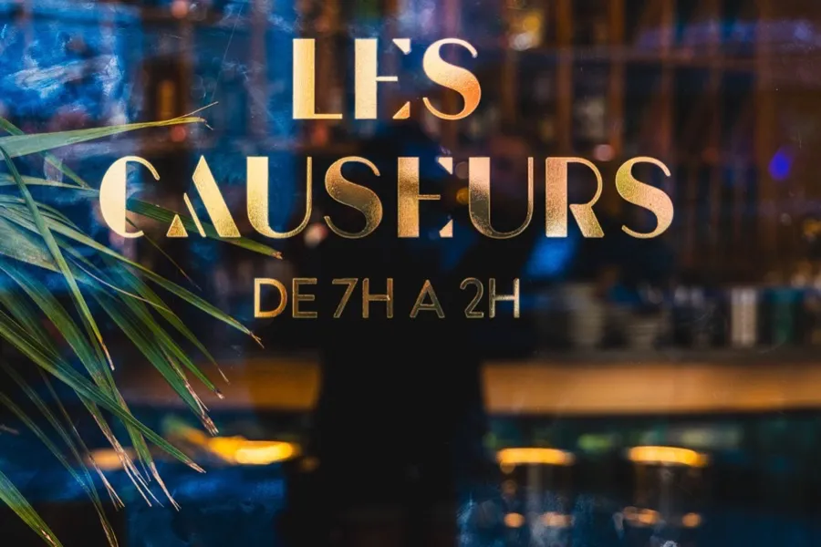 La vitrine des Causeurs, lettres dorées sur la façade