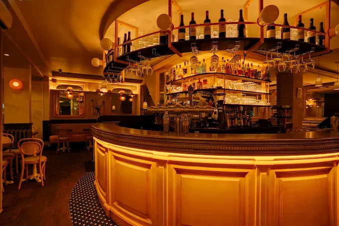 La terrasse du Café Dupont, angle de la rue Brochant