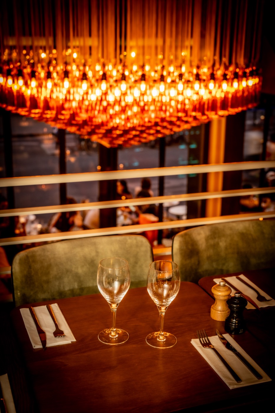 Lustre rouge suspendu au-dessus du Velvet Club