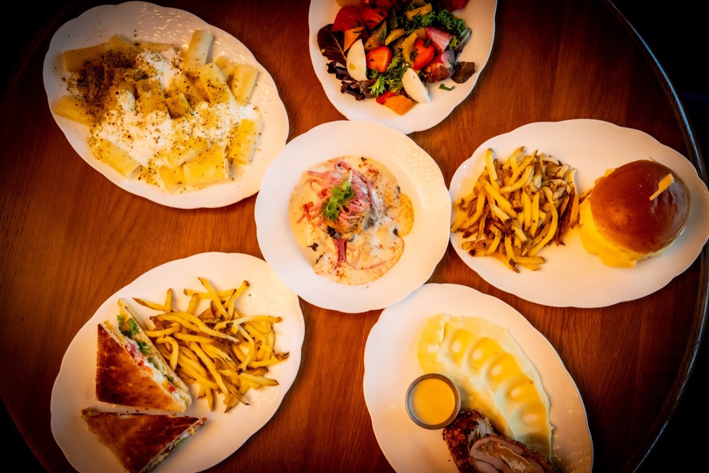 Plats des Causeurs vus de dessus, pâtes, frites et salades