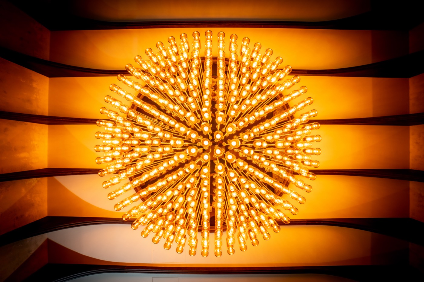 Le Velvet Club sous le lustre radial doré