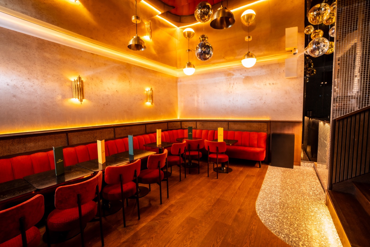 Le Velvet Club des Causeurs, banquettes de velours rouge et tables rondes