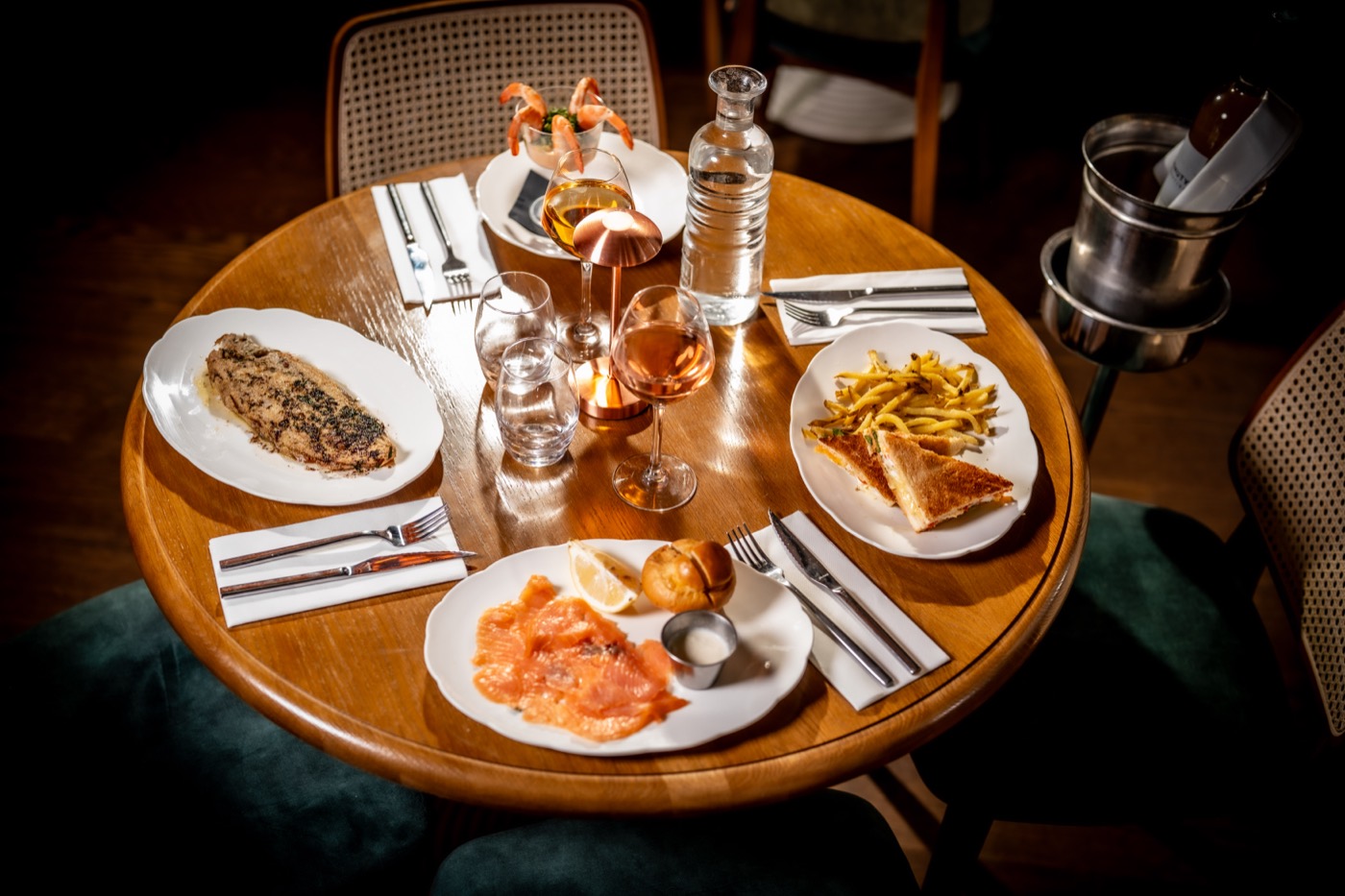 Table dressée aux Causeurs, plats à partager et frites allumettes maison